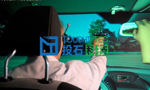 设计师通过一个感应设备来当“手”操控车内设备_副本.jpg
